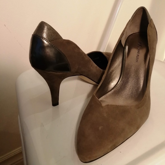 Ladies size 10 Anne Klein brown suede high heels - Picture 1 of 5